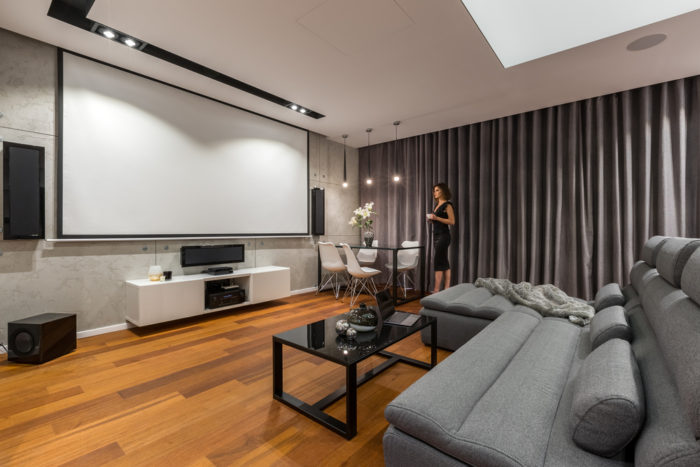 are projector screens worth it